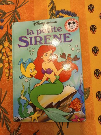 Livre disney la petite sirène