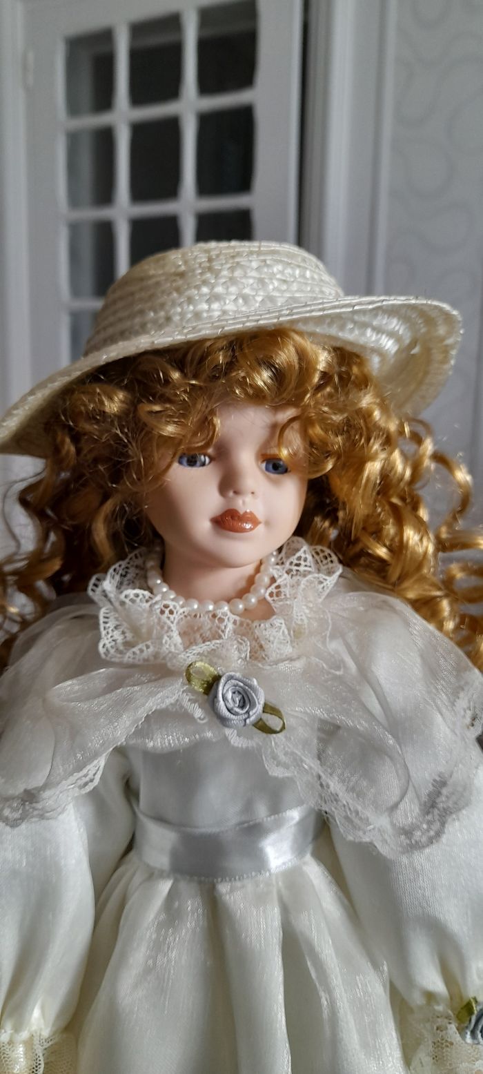 Poupée en porcelaine - photo numéro 2