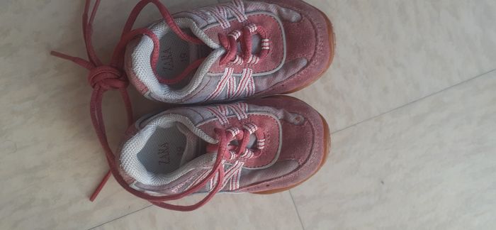 Une paire de chaussures sport   fille