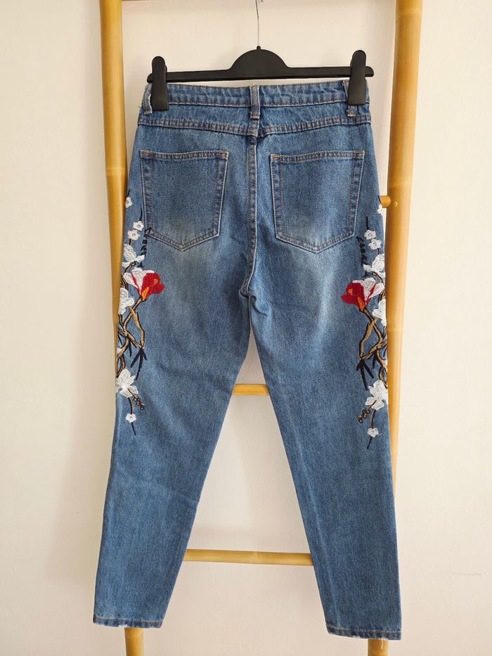 Jeans boyfriend brodé de fleurs - photo numéro 5