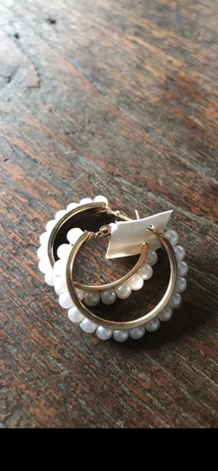 Magnifique paire de boucles d’oreilles petits anneaux avec perles - photo numéro 5