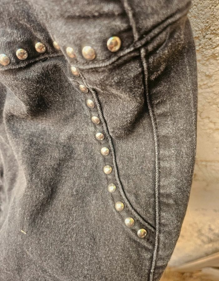 Combishort noir en jean avec zip sur le devant perle et rose brodés sur la poche arrièreCombishort noir en jean avec zip sur le devant perle et rose brodés sur la poche arrière 
Tally weijl 
Taille 38
Très bon état 
Aucun défaut 
Prix négociable 
Remise e - photo numéro 2