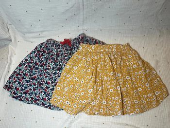 Lot de deux jupes fleuries 4 ans