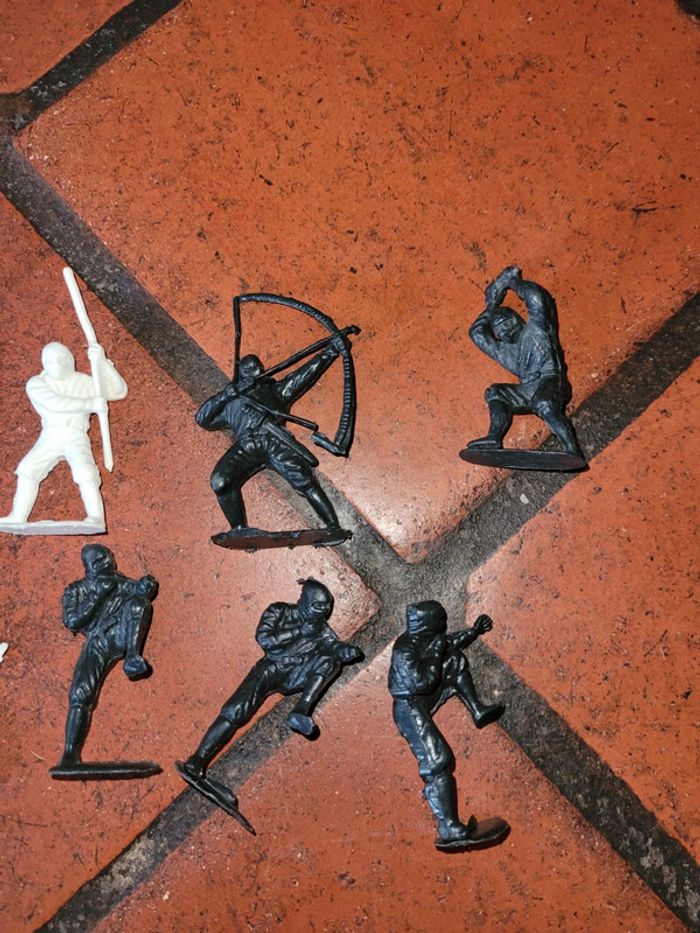 Figurines ninja en plastique - photo numéro 3