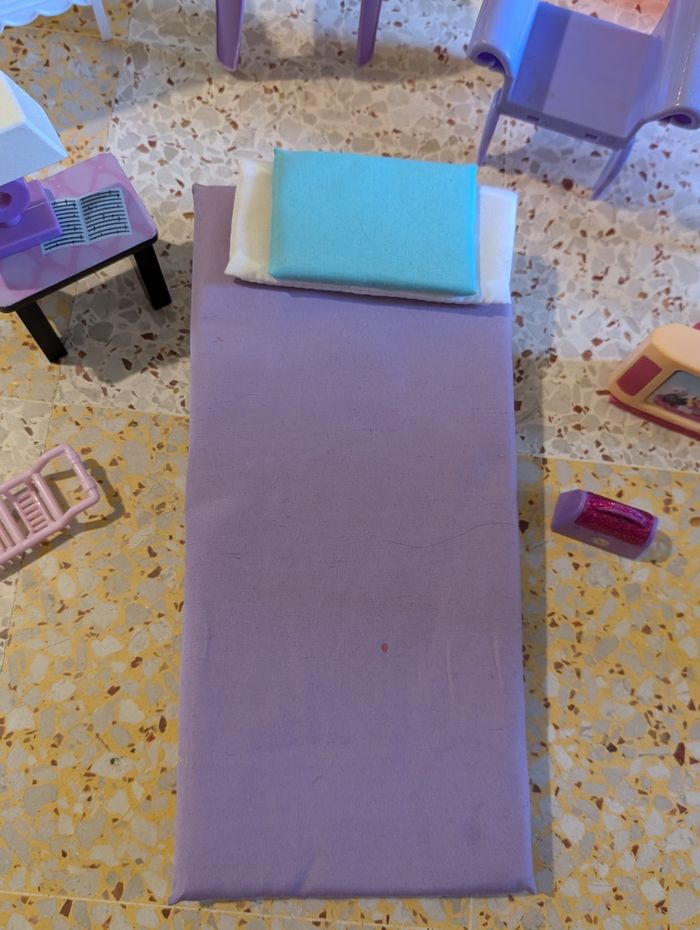 Lot d'accessoires barbie ou maison de poupée - photo numéro 4