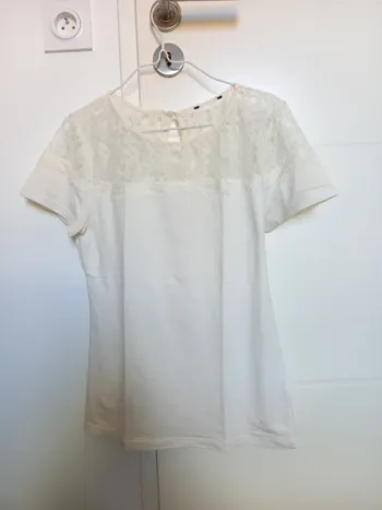 Tee shirt blanc avec dentelle