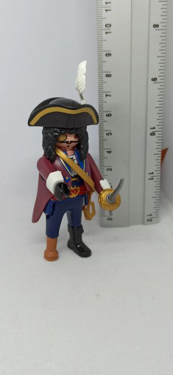Homme pirate avec jambe de bois et cheveux frisés playmobil