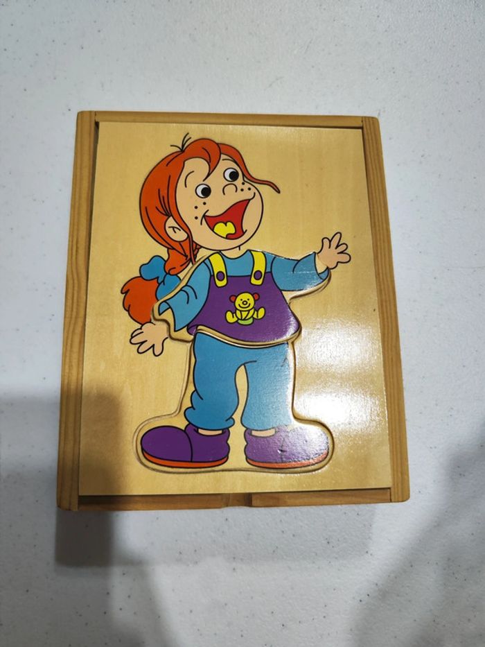 Boite en bois assortiment de vêtements