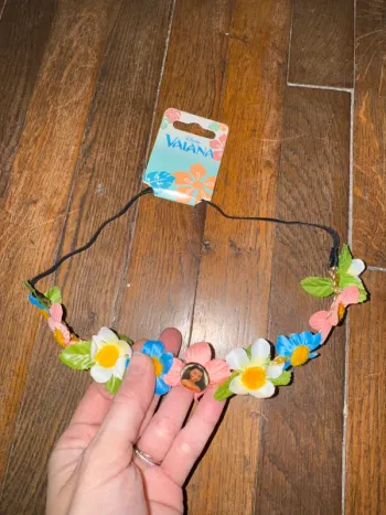 bandeau cheveux Vaiana acheté a disneyland paris valeur 8,99 euros
