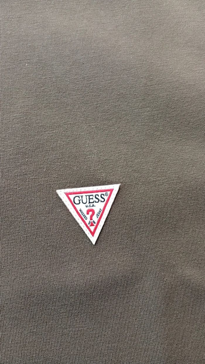 GUESS - beau polo - taille M | kaki et rayures orange au col et manches - photo numéro 4