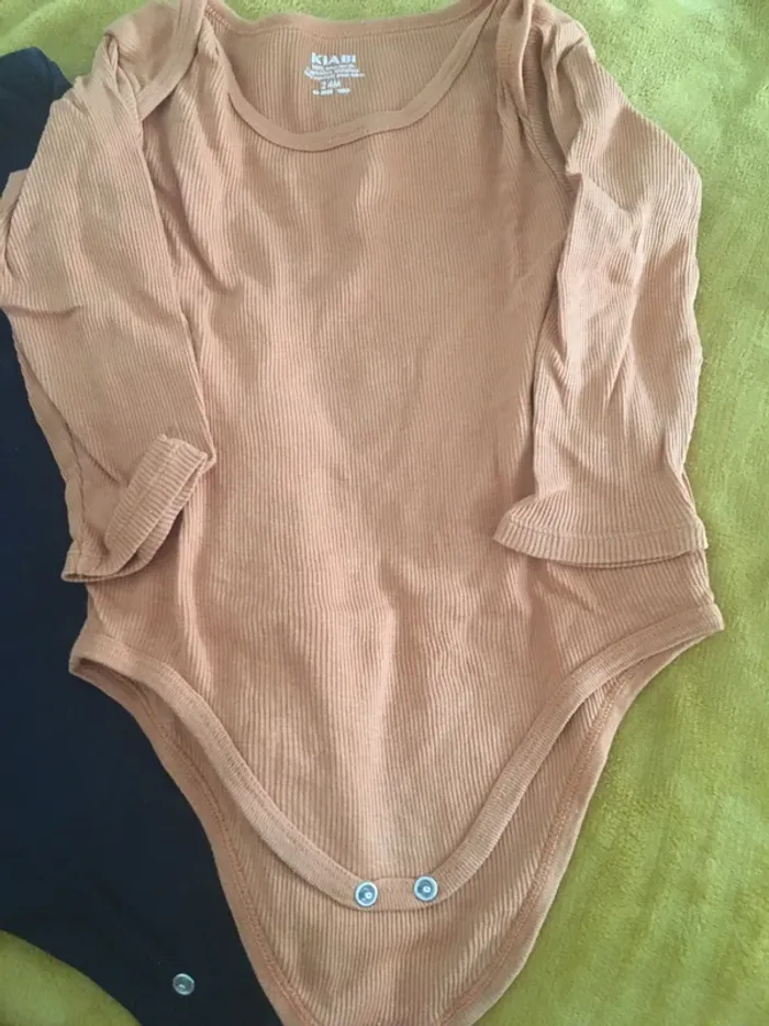 Lot 3 bodies 24 mois kiabi - photo numéro 3