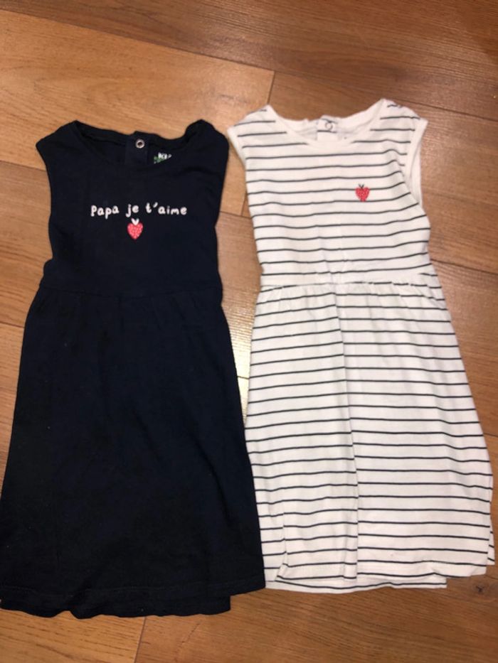Lot de 2 robes kiabi fille 🌺 taille 24 mois très bon état