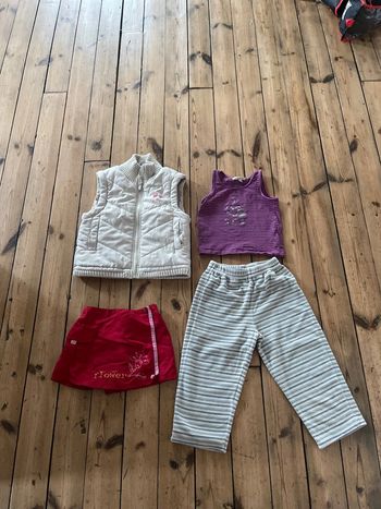 Lot de vêtements, quatre ans