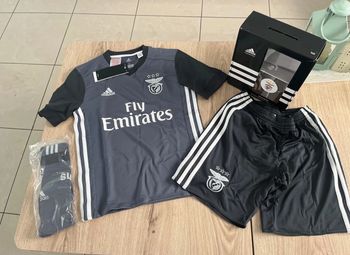 Kit junior maillot Benfica extérieur taille 9-10 ans neuf dans sa boîte