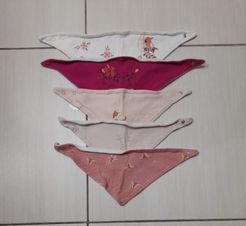 Foulards/ bavoirs bébé
Bon état