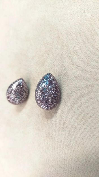 Boucles d’oreilles gouttes pailletées violet argent – Collection Reflets de Lavande