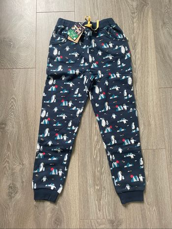 Pantalon Printed Snug Joggers modèle Penguin Walks de la marque Frugi taille 9/10 ans Neuf Neuf étiqueté