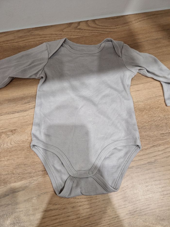 Lot de 2 bodies. 12 mois - photo numéro 3