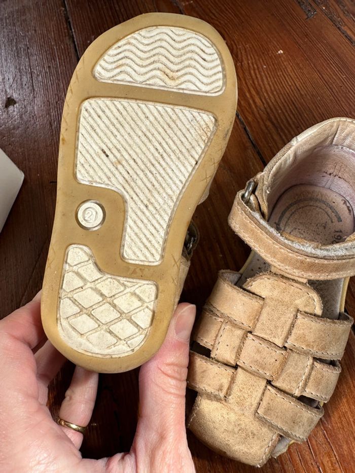 Sandales beiges en cuir T 21 - photo numéro 2