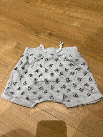 Short garçon.