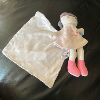 DOUDOU POUPEE ROSE CAJOU SUCRE D'ORGE JOUET PELUCHE POUPEE BRUNE COEUR CARRE DE COTON SUCRE DORGE