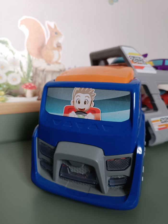 Jouet camion avec voitures - photo numéro 2