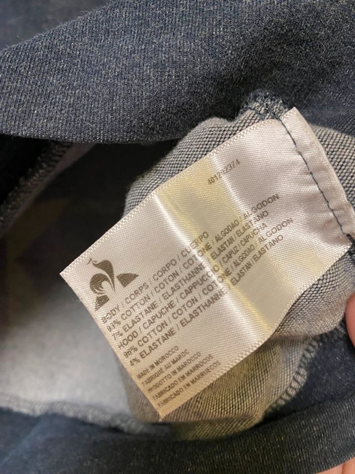 Pull à capuche bleu Le Coq Sportif taille S très bon état hormis petit accroc discret sur une manche - photo numéro 5