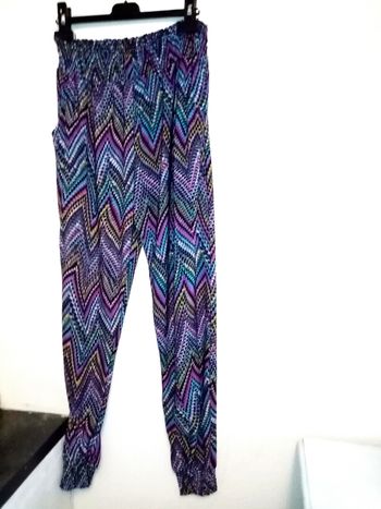 M pantalon leger avec élastique a la taille et a la cheville multicolore /excellent état