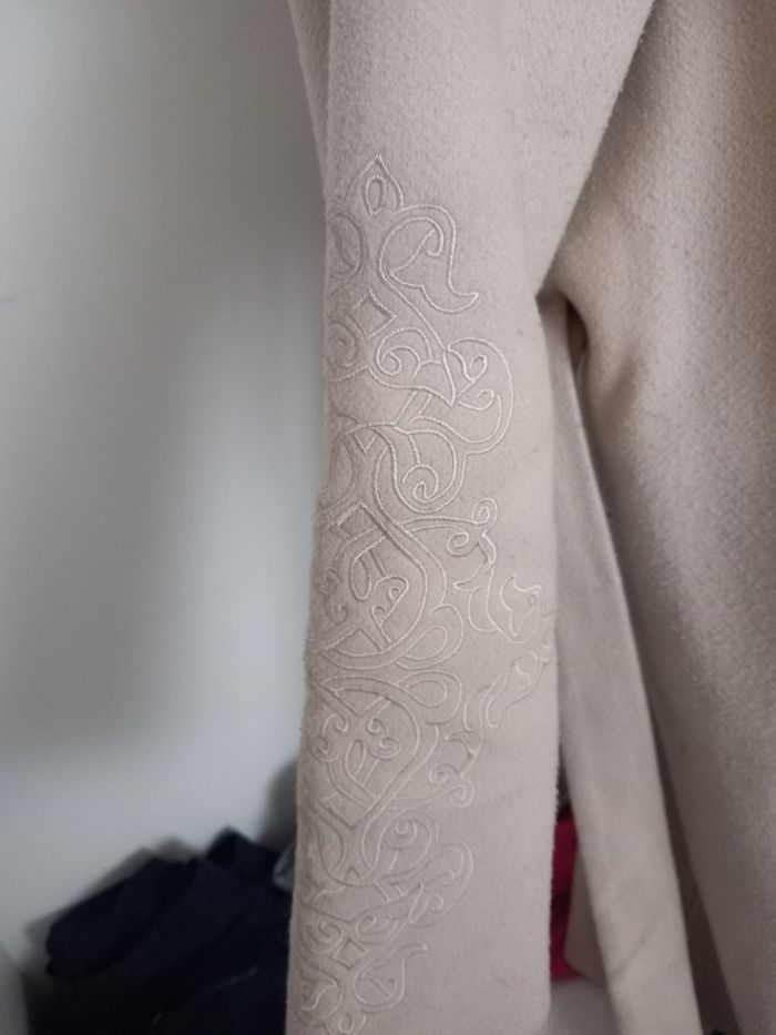 Manteau beige avec ceinture et motif manches - photo numéro 4
