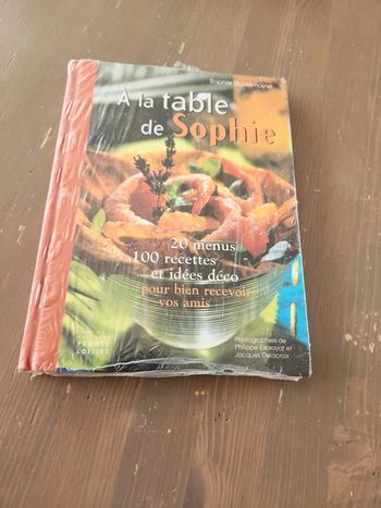 Livre A la table de Sophie neuf sous blister