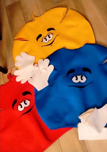 Mascotte M&ms jaune rouge bleu 