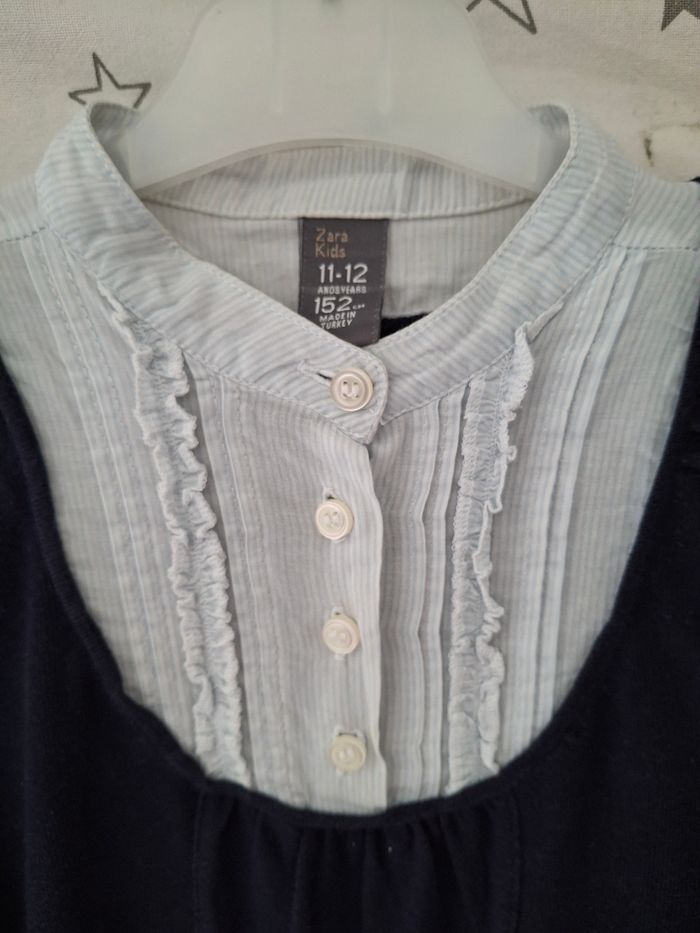 Robe courte bleu marine et col blanc 12 ans Zara
2 poches devant et bouton au niveau des manches 
Très bon état ni trous ni tache - photo numéro 3