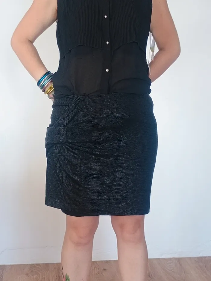 Jupe noire courte effet brillant et froissé T46