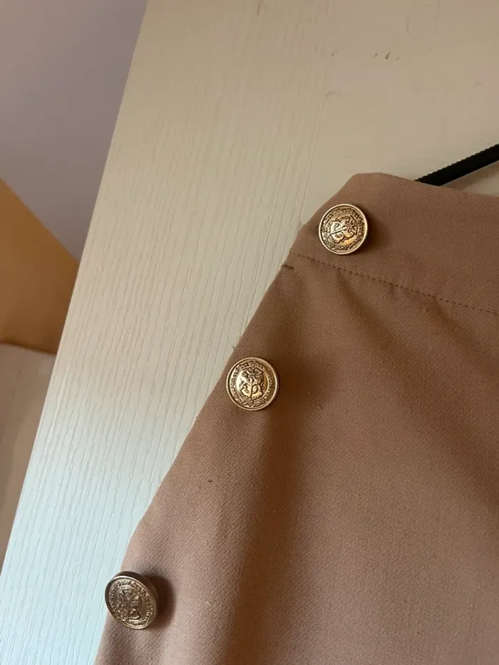 pantalon beige avec bouton dorée zara - photo numéro 3