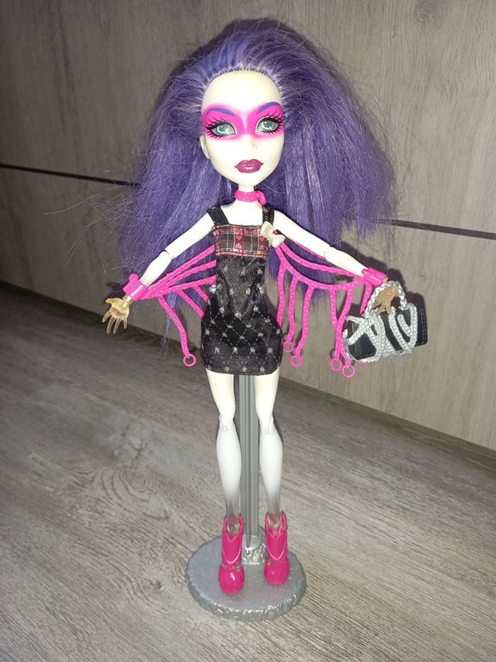 poupée monster high spectra vondergeist avec support et accessoires