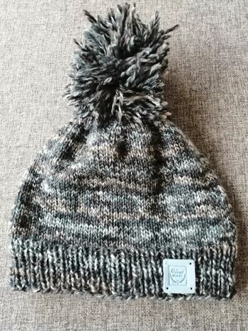 Bonnet tricoté main neuf