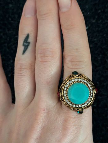 Bague fantaisie avec des strass