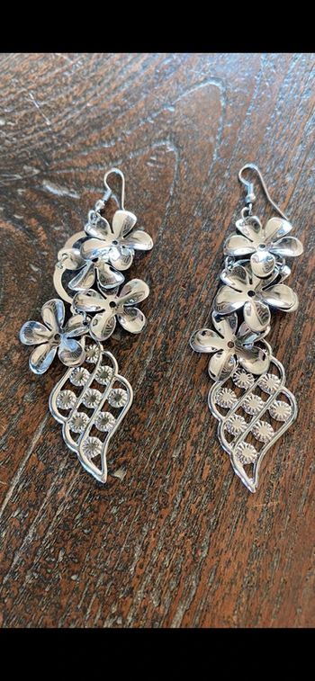 Magnifique paire de boucles d’oreilles avec fleurs