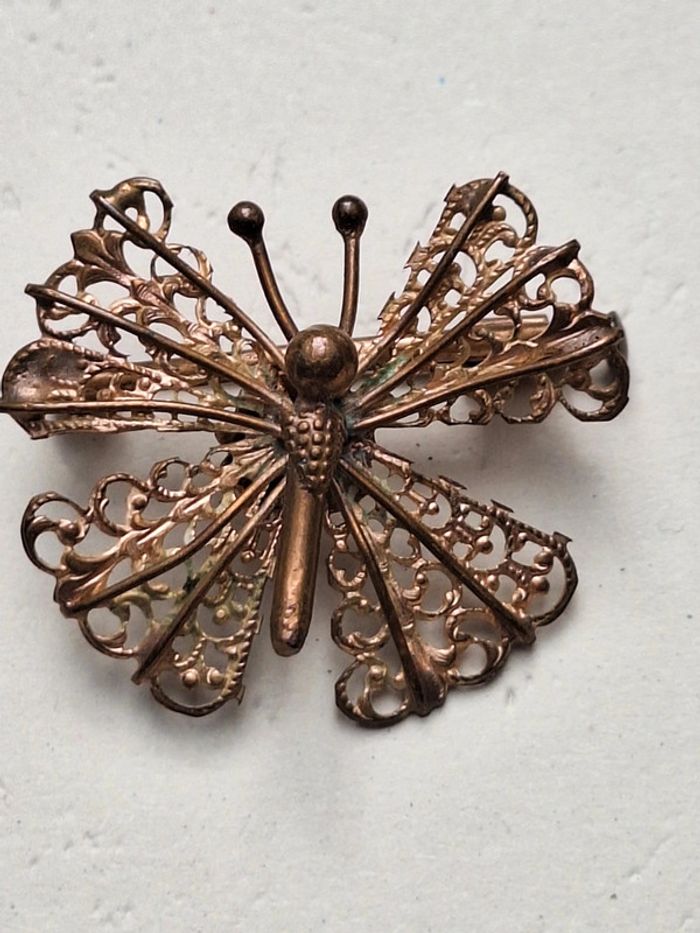 Broche papillon vintage dorée, métal ajouré, bijou ancien raffiné, accessoire rétro élégant