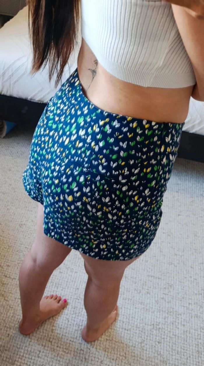 Short Zara M bleu marine motif blanc jaune vert taille haute