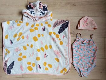 Cape de bain et maillot de bain