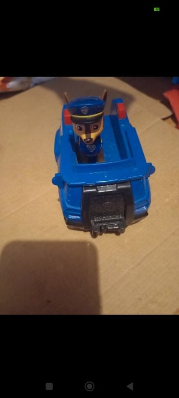 Voiture moyenne+figurine chase