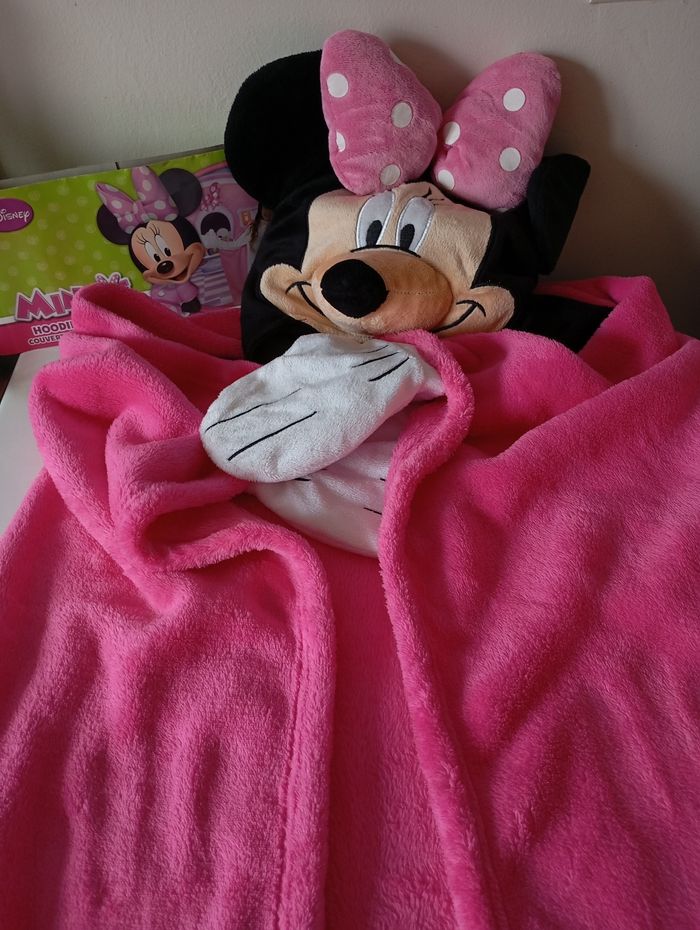 Couverture plaid cape douce . Rose Vif .Disney Minnie Mouse. 100x100 cm. État neuf
