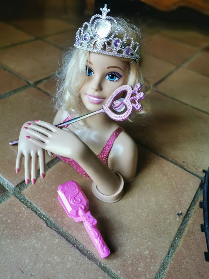 Tête de poupée pour coiffer avec les accessoires jouet