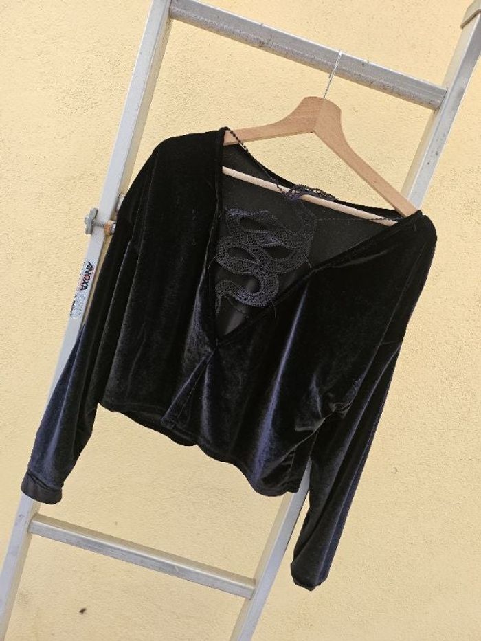 Haut dos nu effet velour et dentelle