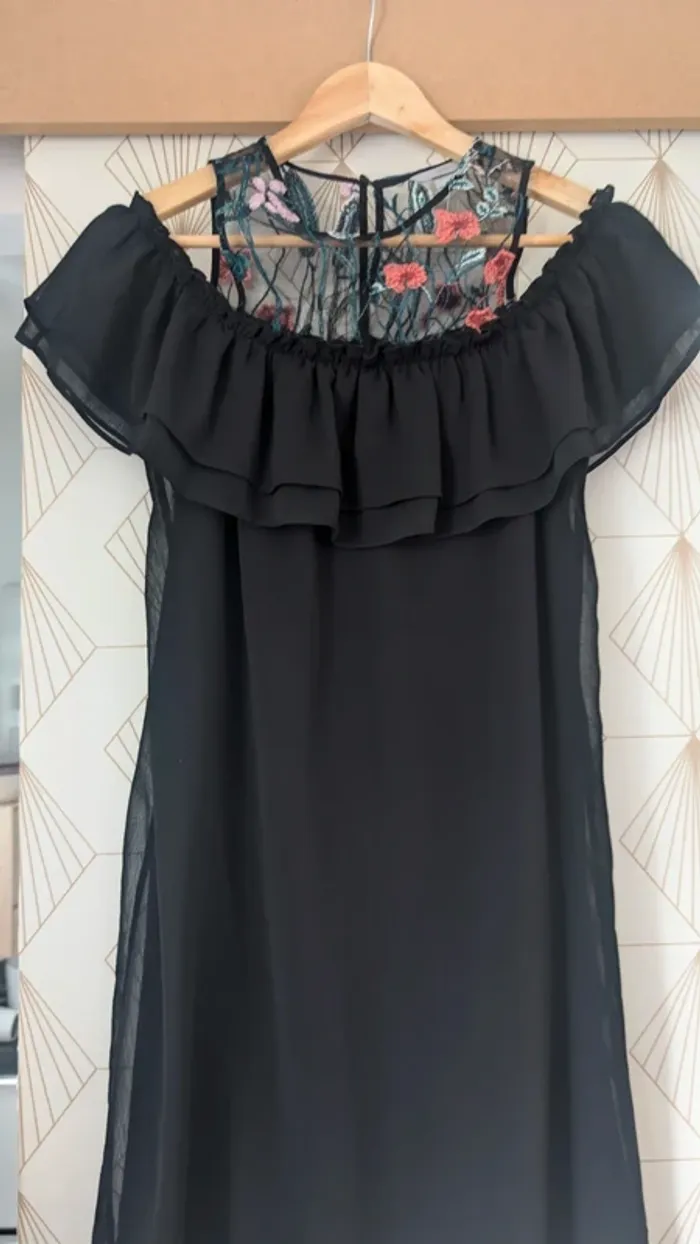Robe noire à épaules dénudées *
