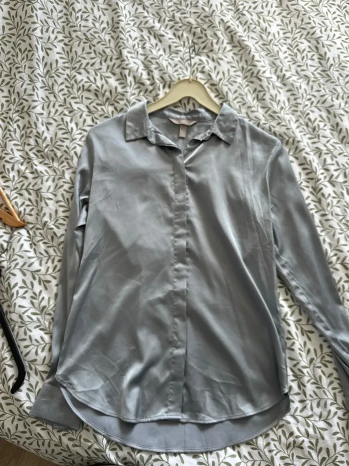 Chemise en satin bleu / gris