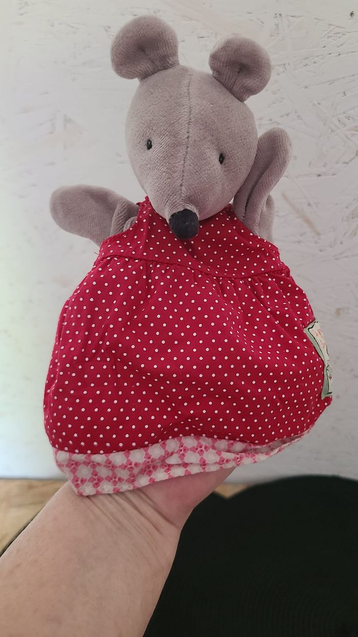 Doudou marionnette Nini la souris MOULIN ROTY La Grande Famille robe rouge 25 cm