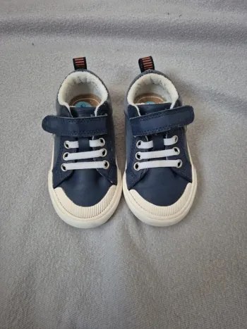 Baskets vertbaudet taille 23