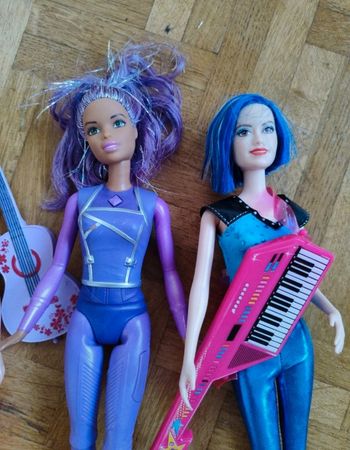 7 poupées  Barbies et autres poupées rock